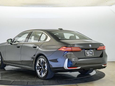 Used 2026 BMW 530i RWD image 2