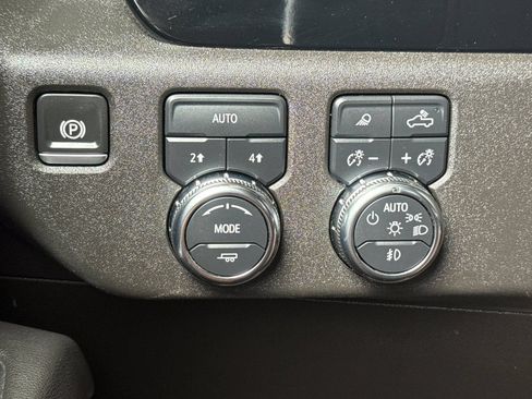 Used 2025 GMC Sierra 1500 SLT AWD/4WD image 38