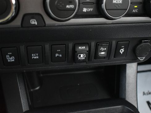 Used 2019 Toyota Tacoma TRD Sport AWD/4WD image 33