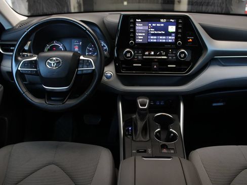 Used 2022 Toyota Highlander LE AWD/4WD image 36
