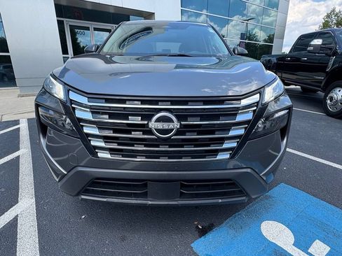 Used 2024 Nissan Rogue S AWD/4WD image 2