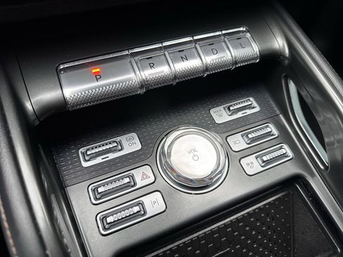 Used 2025 Lincoln Nautilus Reserve image 6