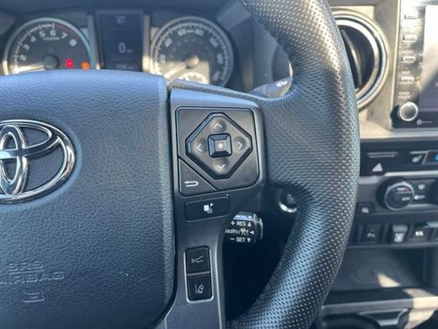 Used 2020 Toyota Tacoma TRD Off-Road w/ TRD Premium Off Road Package AWD/4WD image 17