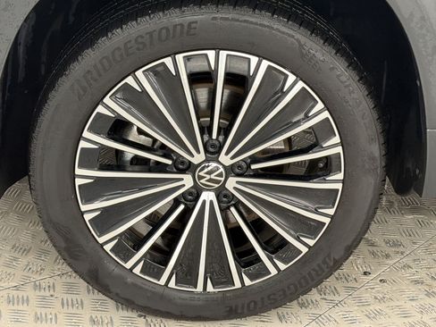 Used 2025 Volkswagen Taos SE w/ Panoramic Sunroof Package FWD image 10
