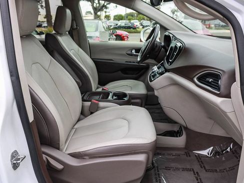 Used 2018 Chrysler Pacifica Touring-L w/ Tire & Wheel Group FWD image 16