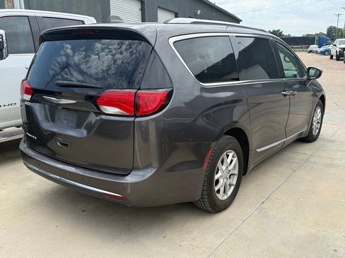 Used 2020 Chrysler Pacifica Touring-L FWD image 3