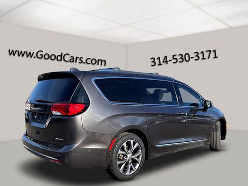 Used 2017 Chrysler Pacifica Limited image 2