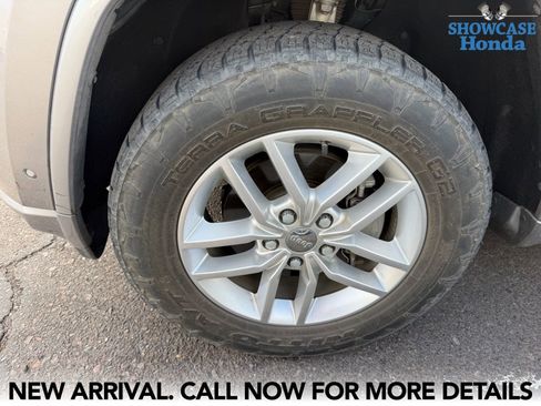 Used 2017 Jeep Grand Cherokee Overland w/ Jeep Active Safety Group image 7