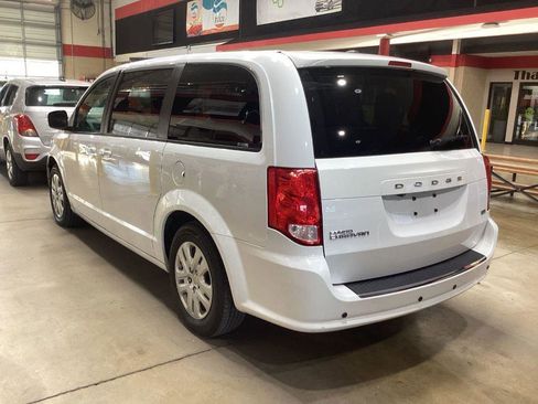 Used 2018 Dodge Grand Caravan SE w/ UConnect Hands-Free Group image 4