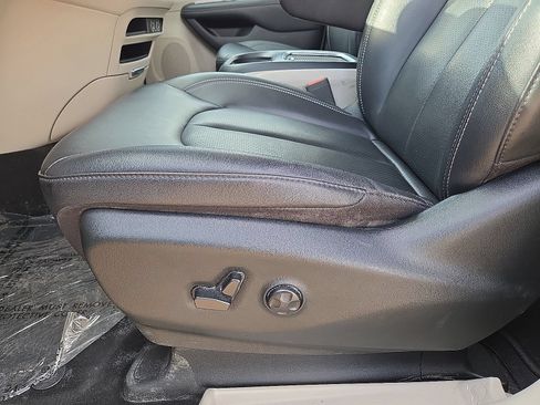 Used 2024 Chrysler Pacifica Touring-L FWD image 24