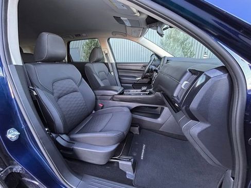 Used 2024 Nissan Pathfinder SV image 30