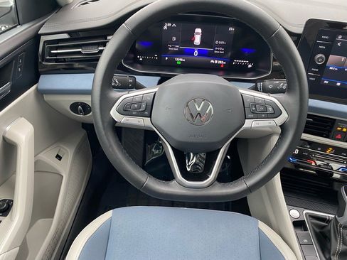 Certified 2025 Volkswagen Jetta SE image 4