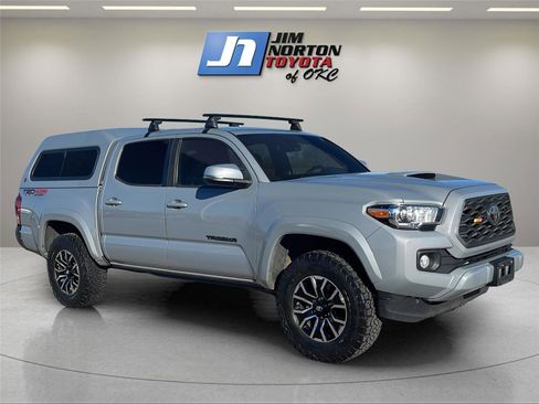 Used 2020 Toyota Tacoma TRD Sport image 3