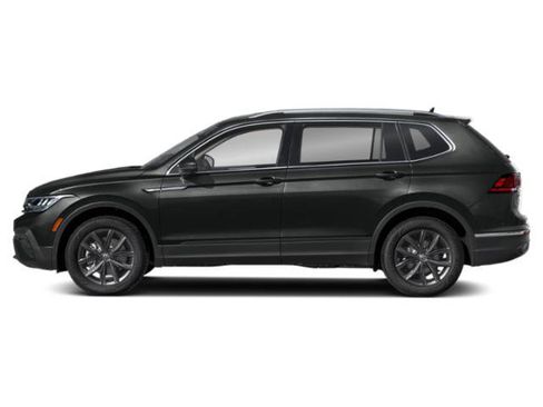 Used 2023 Volkswagen Tiguan SE w/ Panoramic Sunroof Package FWD image 3