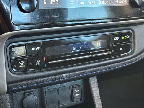 Used 2017 Toyota Corolla SE w/ SE Premium Package FWD image 25