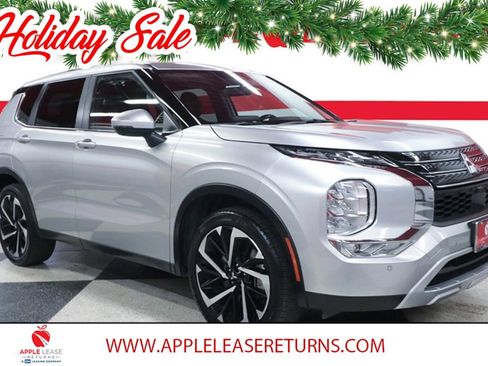 Used 2024 Mitsubishi Outlander SE image 1