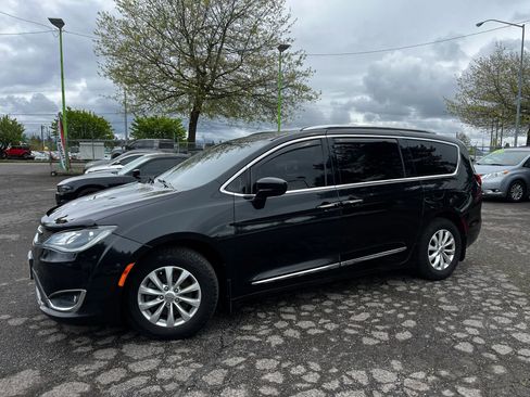 Used 2019 Chrysler Pacifica Touring-L FWD image 3
