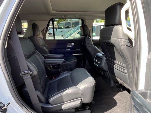 Certified 2025 Ford Expedition Platinum AWD/4WD image 7