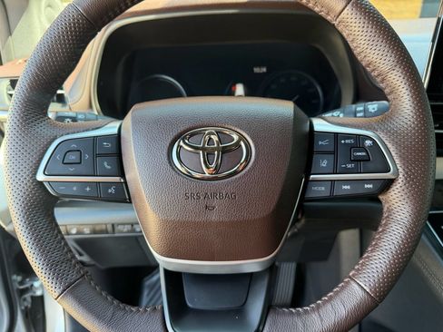 Used 2023 Toyota Sienna Platinum AWD/4WD image 31