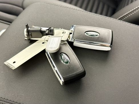 Used 2025 Land Rover Discovery S AWD/4WD image 17
