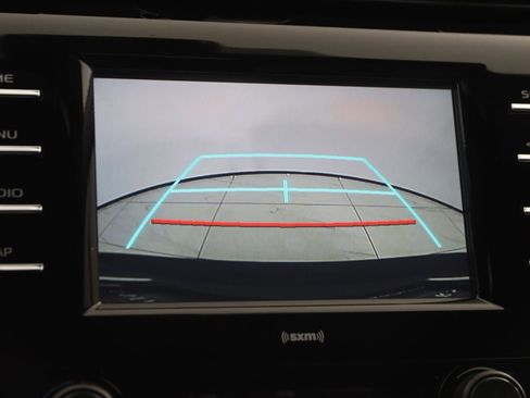 Used 2020 Toyota Camry SE image 8