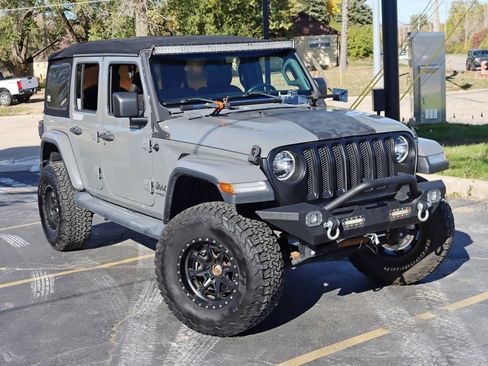 Used 2019 Jeep Wrangler Unlimited Sahara AWD/4WD image 8