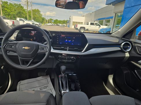 Certified 2024 Chevrolet Trax LT FWD image 3