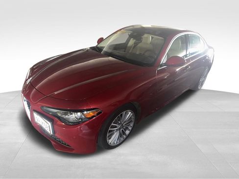 Used 2018 Alfa Romeo Giulia Ti w/ Quick Order Package 22X Lusso AWD/4WD image 3