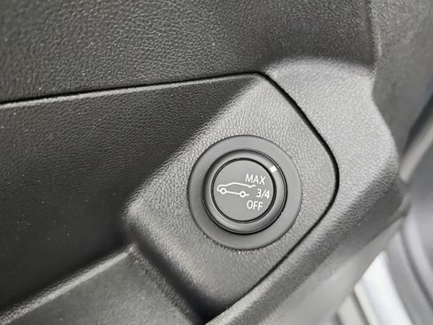 Used 2023 GMC Terrain SLT image 25