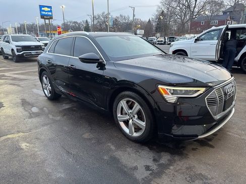 Used 2019 Audi e-tron Prestige w/ Prestige Package image 2