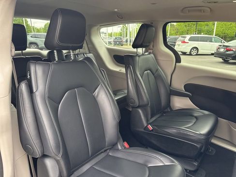 Used 2024 Chrysler Pacifica Limited FWD image 20