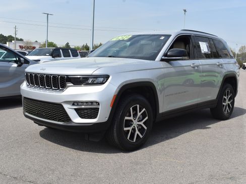 Used 2025 Jeep Grand Cherokee Limited w/ Luxury Tech Group II image 5