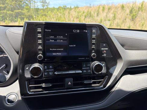 Used 2022 Toyota Highlander XLE FWD image 28