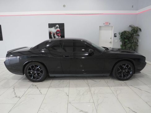 Used 2009 Dodge Challenger R/T RWD image 2