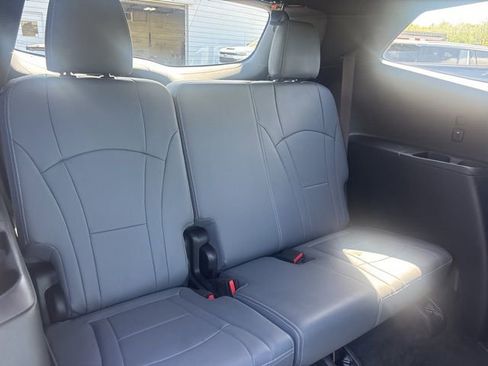Used 2023 Buick Enclave Essence AWD/4WD image 16