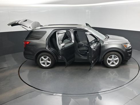 Used 2019 Ford Explorer XLT image 18