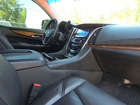 Used 2019 Cadillac Escalade Luxury AWD/4WD image 22