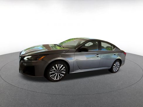 Used 2025 Nissan Altima 2.5 SV FWD image 7