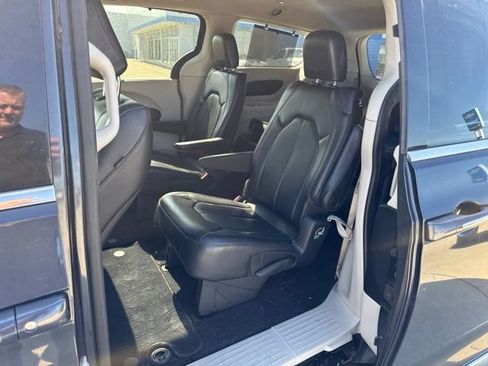 Used 2020 Chrysler Pacifica Touring-L FWD image 16