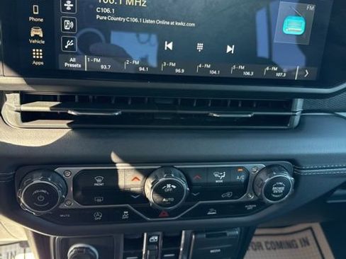 Used 2025 Jeep Wrangler Unlimited Rubicon image 14