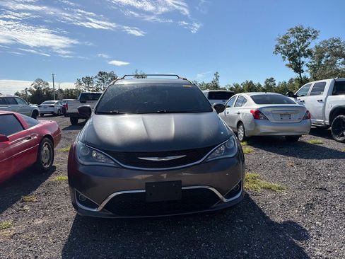 Used 2017 Chrysler Pacifica Touring-L FWD image 1