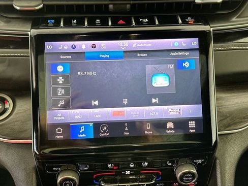 Used 2022 Jeep Grand Cherokee Overland w/ Luxury Tech Group IV AWD/4WD image 13
