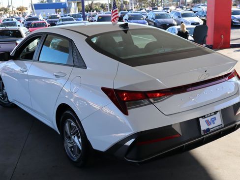 Used 2025 Hyundai Elantra SE image 7