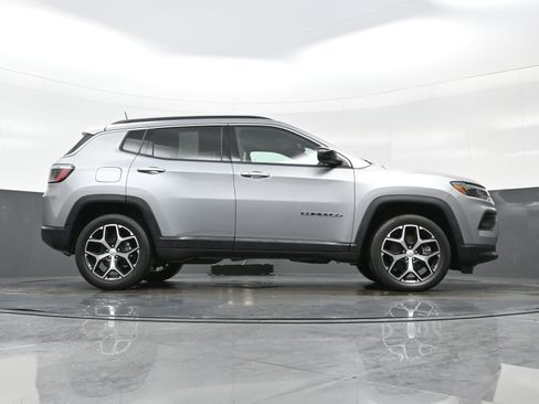 Used 2024 Jeep Compass Latitude image 31