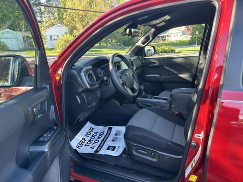 Used 2021 Toyota Tacoma TRD Sport w/ Technology Package image 15