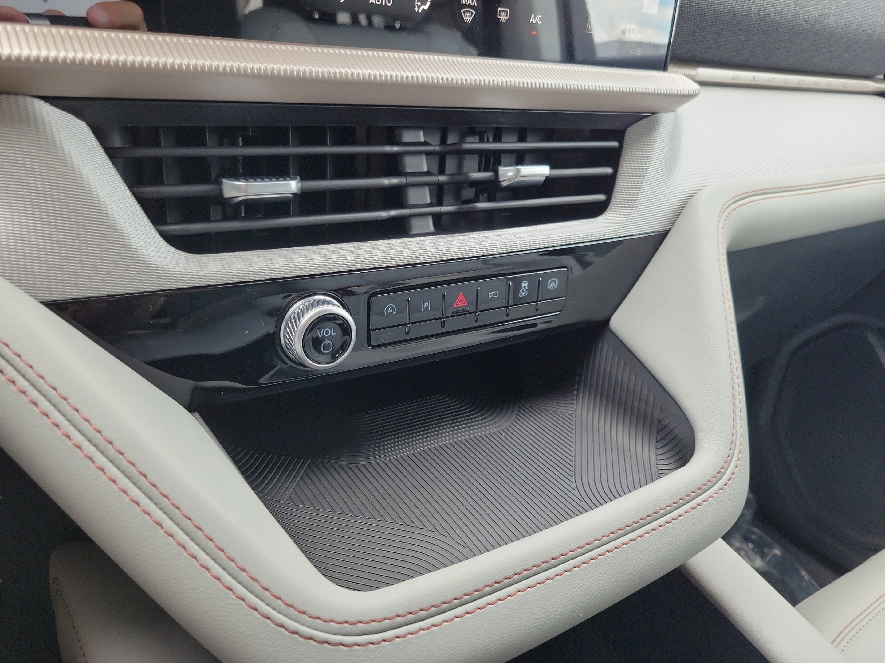 New 2026 Ford Explorer Active w/ Active Comfort Package RWD image 25
