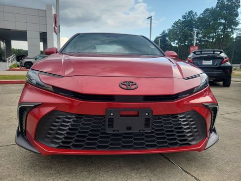 Used 2025 Toyota Camry SE w/ Convenience Package FWD image 4