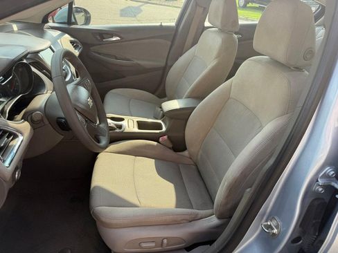 Used 2018 Chevrolet Cruze LT w/ Convenience Package image 9