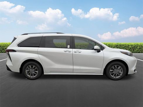 New 2026 Toyota Sienna XLE FWD image 3