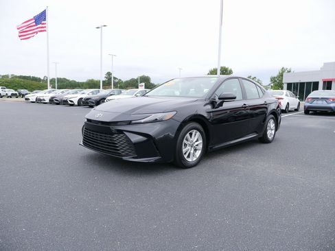 Used 2025 Toyota Camry LE image 8